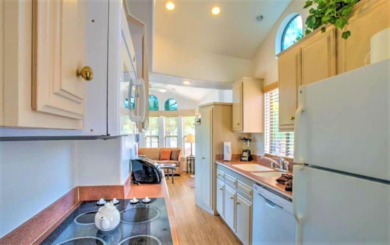 Sedona Pines Resort Bagian luar foto A typical kitchen in a park model