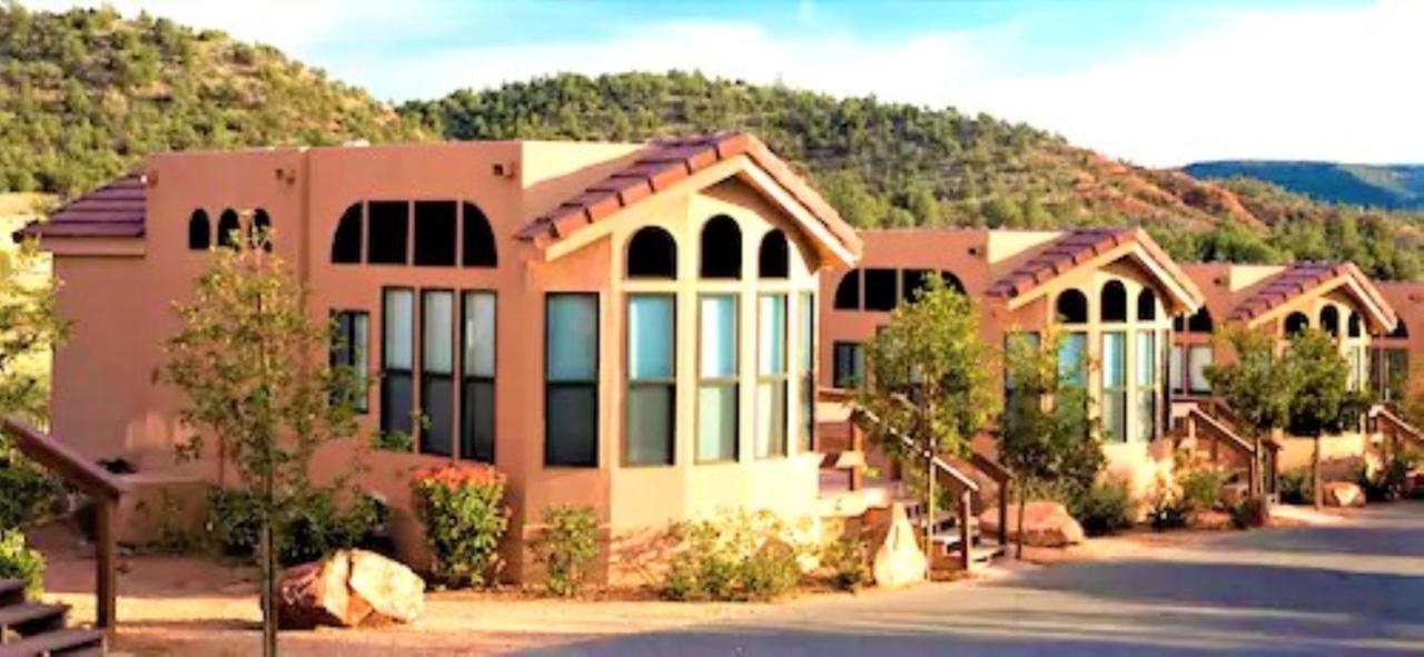 Sedona Pines Resort Bagian luar foto Residential homes in the Village of Oak Creek