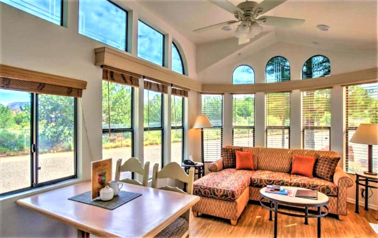 Sedona Pines Resort Bagian luar foto A living room in a typical home