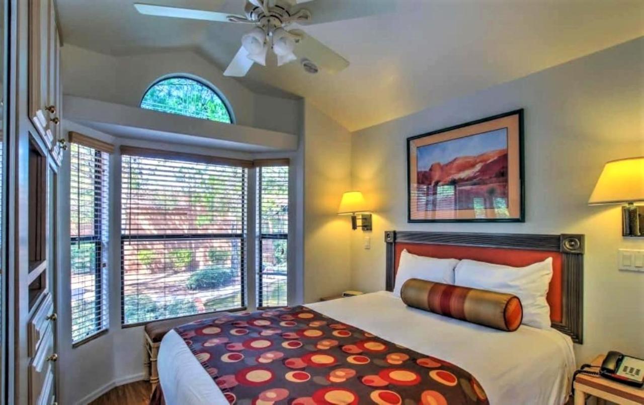 Sedona Pines Resort Bagian luar foto A bedroom at the Inn at Sedona