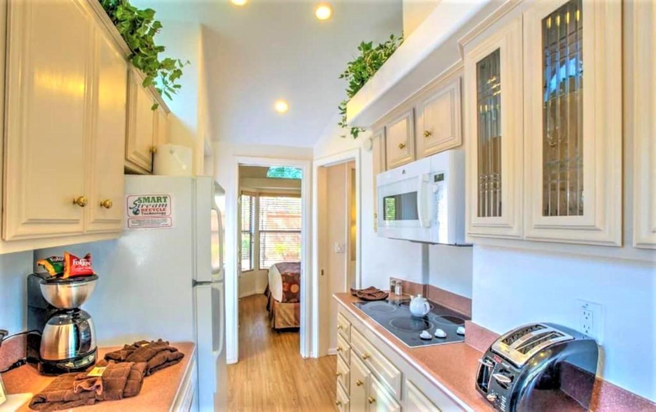Sedona Pines Resort Bagian luar foto A typical galley kitchen