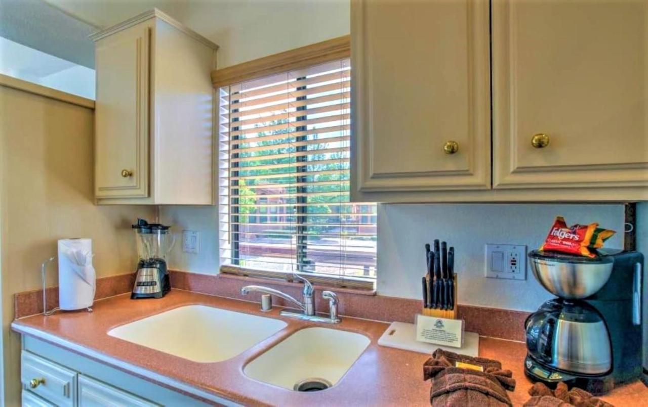 Sedona Pines Resort Bagian luar foto A kitchen with a double sink