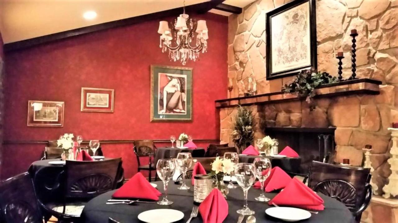 Sedona Pines Resort Bagian luar foto The restaurant's interior