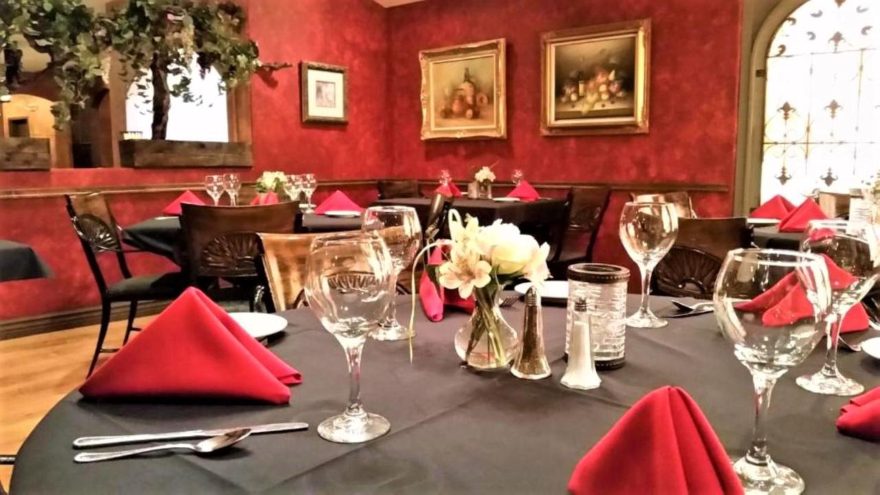 Sedona Pines Resort Bagian luar foto The restaurant's interior
