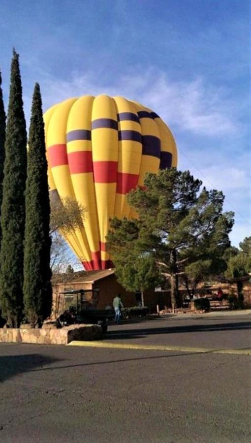 Sedona Pines Resort Bagian luar foto Hot air balloon landing at the Santa Ynez Valley Museum