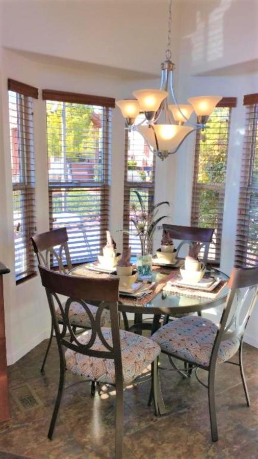 Sedona Pines Resort Bagian luar foto A breakfast nook