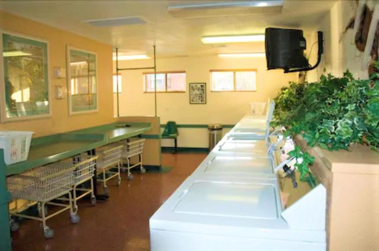 Sedona Pines Resort Bagian luar foto Laundry facilities at the station