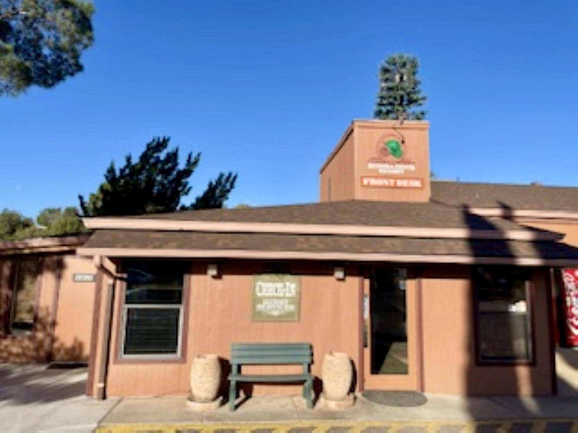 Sedona Pines Resort Bagian luar foto The entrance to the visitor center at the Grand Canyon