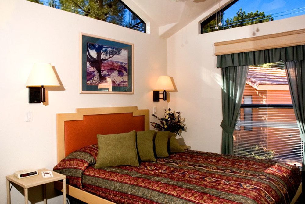 Sedona Pines Resort Bagian luar foto A bedroom at the Inn at the Opera